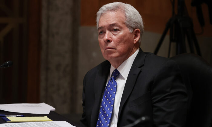 L'ancien directeur adjoint du FBI chargé du renseignement, Kevin R. Brock, devant la commission sénatoriale de la sécurité intérieure concernant l’enquête « Crossfire Hurricane », dans le Dirksen Senate Office Building au Capitole, le 3 décembre 2020 à Washington. (Chip Somodevilla/Getty Images)