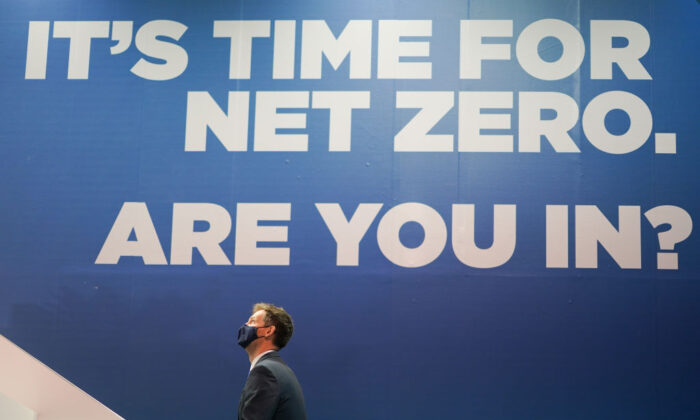 Un homme monte des escaliers lors de la deuxième journée de la Conférence des Nations unies sur le changement climatique (COP 26) à Glasgow, en Écosse, le 1er novembre 2021. (Ian Forsyth/Getty Images)