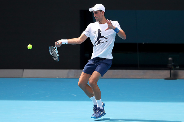 Novak Djokovic de Serbie s'entraîne sur la Rod Laver Arena avant l'Open d'Australie 2022 à Melbourne Park le 11 janvier 2022 à Melbourne, Australie. (Photo : Kelly Defina/Getty Images)