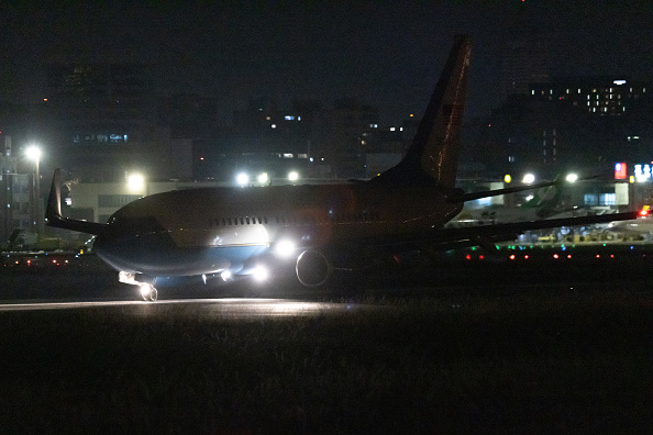 Un avion du gouvernement américain transportant la présidente de la Chambre des représentants Nancy Pelosi et sa délégation arrive à l'aéroport de Songshan le 02 août 2022 à Taipei, Taiwan. (Photo : Annabelle Chih/Getty Images)