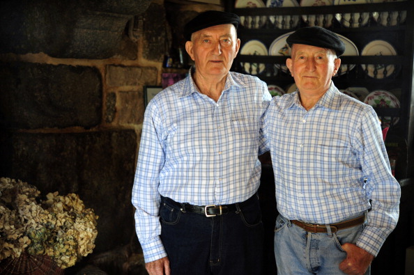 Deux maîtres du chant traditionnel breton "kan ha diskan", les Frères Morvan, Yvon (gauche)) et Henri, le 12 juillet 2009 à Saint-Nicodeme.  Photo : FRED TANNEAU/AFP/GettyImages)