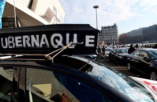 Manifestation contre Uber à Paris en 2016. (ALAIN JOCARD/AFP via Getty Images)