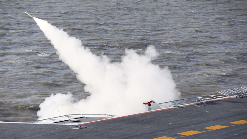 Missile tiré depuis le porte-avions Liaoning lors d'exercices militaires dans la mer de Bohai, au large de la côte nord-est de la Chine en 2016. (STR/AFP via Getty Images)