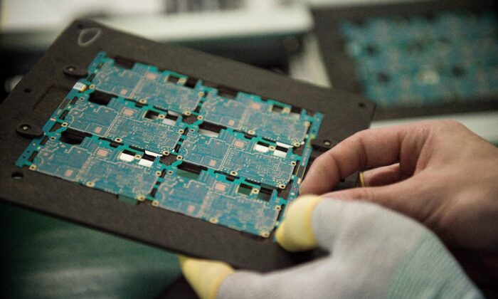 Circuits imprimés pour smartphones dans l'usine Oppo à Dongguan, le 8 mai 2017. (NICOLAS ASFOURI/AFP via Getty Images)