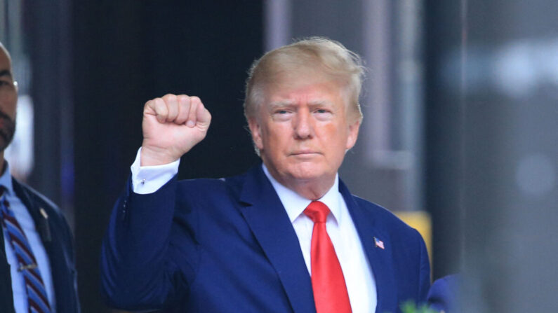 L'ancien président Donald Trump lève le poing en se dirigeant vers un véhicule à l'extérieur de la Trump Tower à New York, le 10 août 2022. (Stringer/AFP via Getty Images)