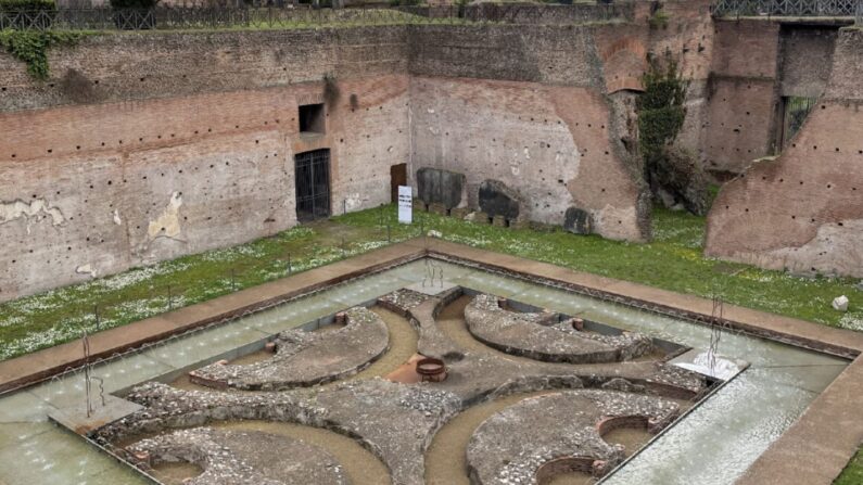 Des piscines, des fontaines et des cours intérieures rendaient les étés chauds supportables dans le palais de César Auguste et de son épouse Livie, au sommet du Palatin, dans la Rome antique. (Photo reproduite avec l'aimable autorisation de Lesley Frederikson)