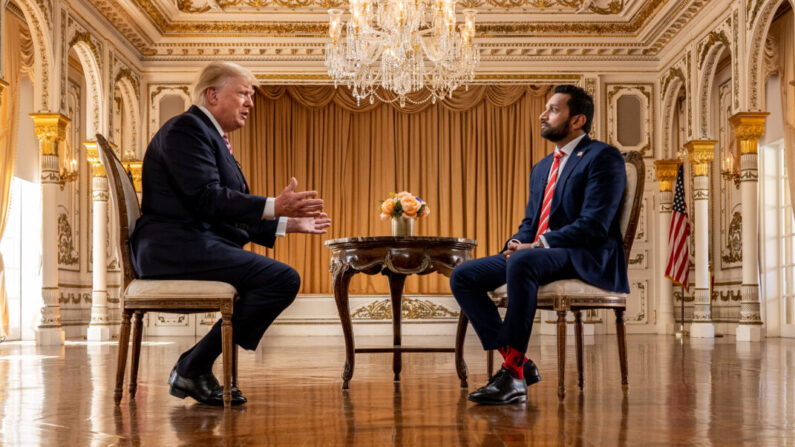 L'ancien président Donald Trump parle avec Kash Patel d'EpochTV à Mar-a-Lago, Palm Beach,  Floride, le 31 janvier 2022. (Epoch Times)