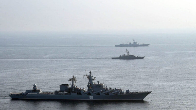 Des navires de guerre iraniens, russes et chinois participent à des exercices militaires conjoints dans l'océan Indien, le 21 janvier 2022. (Bureau de l'armée iranienne/AFP via Getty Images)