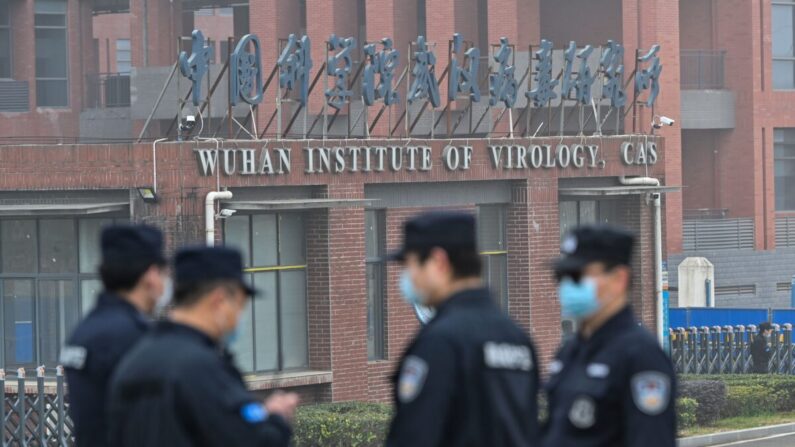 Le personnel de sécurité devant l’Institut de virologie de Wuhan, le 3 février 2021. (Hector Retamal /AFP via Getty Images)