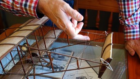 Orne: depuis 80 ans, Roger se passionne pour la fabrication de maquettes en carton réalistes