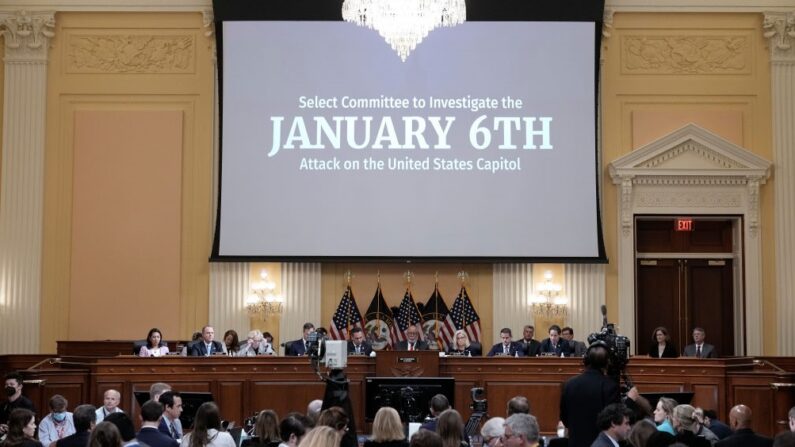 Commission d'enquête sur l'attentat du 6 janvier au Capitole, présidé par le représentant américain Bennie Thompson (Parti démocrate-Mississippi) (au c.), dans le Cannon House Office Building le 16 juin 2022 à Washington, DC. (Photo par Drew Angerer/Getty Images)