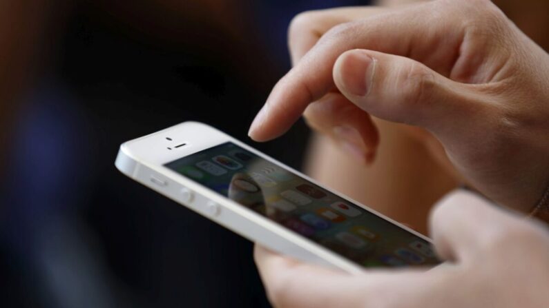 Un client essaie un iPhone SE d'Apple Inc. dans la boutique Omotesando de la société à Tokyo, le 31 mars 2016. (Tomohiro Ohsumi/Getty Images)