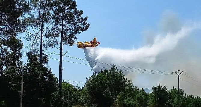 Au bout de huit jours, les pompiers de La Teste-de-Buch étaient toujours en action pour stopper l'incendie, le 18 juillet 2022. (Facebook: Ville de la Teste de Buch)