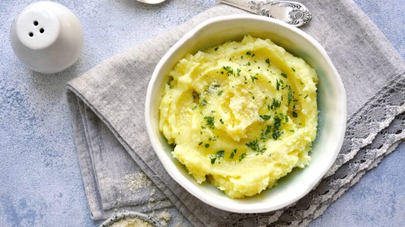 Ce bol de purée de pommes de terre moelleuse fait la part belle aux tubercules, avec du céleri rave et du raifort. (Liliya Kandrashevich/shutterstock)