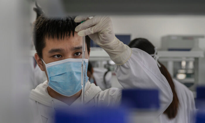 Laborantin de Sinovac Biotech, sur le site de production du vaccin Covid CoronaVac, le 24 septembre 2020. (Kevin Frayer/Getty Images)
