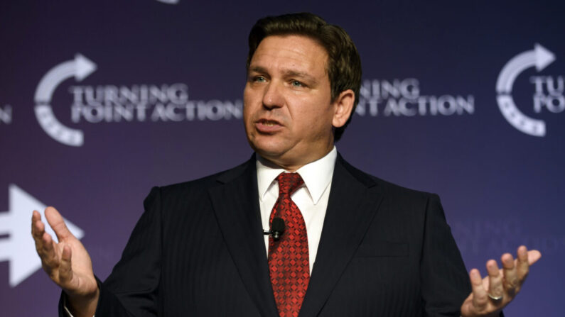 Le gouverneur de Floride, Ron DeSantis,  lors du rassemblement Unite and Win en soutien au candidat républicain au poste de gouverneur de Pennsylvanie, Doug Mastriano, à l'hôtel Wyndham de Pittsburgh le 19 août 2022. (Jeff Swensen/Getty Images)