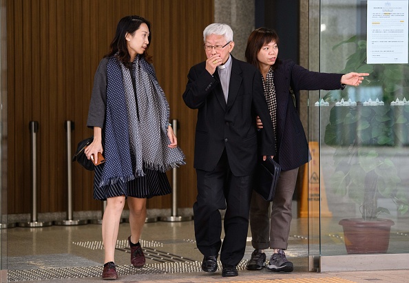 -Le cardinal Joseph Zen, ancien évêque de Hong Kong, part après avoir témoigné devant le tribunal de première instance de West Kowloon à Hong Kong le 5 décembre 2018. Photo par Anthony WALLACE / AFP via Getty Images.