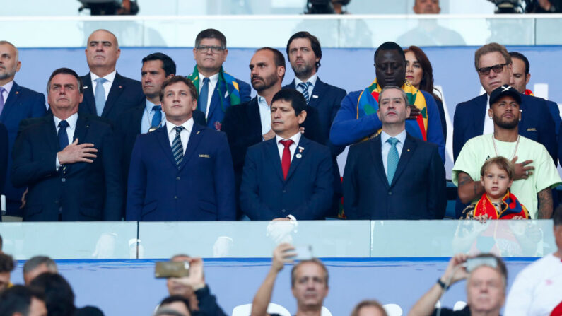 Jair Bolsonaro, le président de la CONMEBOL Alejandro Dominguez, Agustín Lozano président de la FPF, Rogério Caboclo président de la CBF et Neymar Jr se lèvent pour l'hymne national après le match de la finale de la Copa America Brésil 2019 entre le Brésil et le Pérou au stade Maracana le 07 juillet 2019 à Rio de Janeiro, Brésil. (Photo by Lucas Uebel/Getty Images)