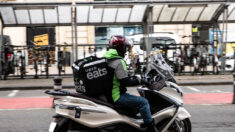 À Paris, des livreurs Uber manifestent après la suppression de 2500 comptes « frauduleux »