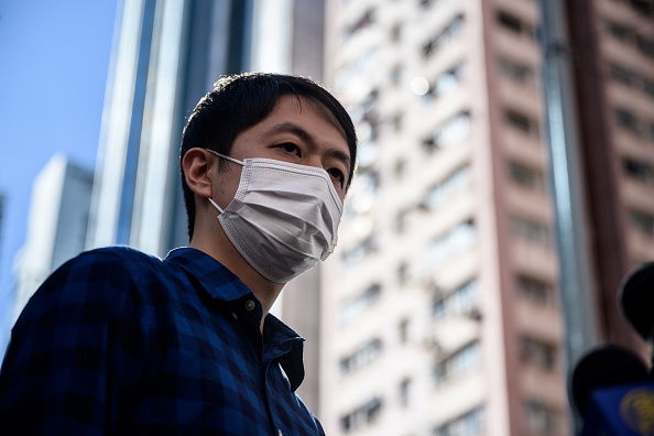 L'ancien législateur de l'opposition pro- démocratie de Hong Kong, Ted Hui, alors qu'il quitte le poste de police de l'Ouest à Hong Kong le 18 novembre 2020, Photo par Anthony WALLACE / AFP via Getty Images.