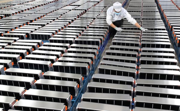 Usine de Xinwangda Electric Vehicle Battery Co. Ltd, fabriquant des batteries au lithium pour voitures électriques et autres, à Nanjing, le 12 mars 2021. (STR/AFP via Getty Images)