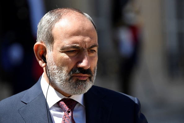 Le Premier ministre arménien Nikol Pachinian à la suite de son déjeuner de travail avec le président français à l'Elysée à Paris, le 1er juin 2021. Photo de Bertrand GUAY / AFP via Getty Images.