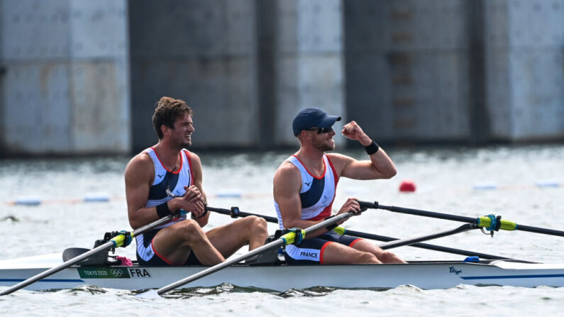 Photo d'illustration - Hugo Boucheron et Matthieu Androdias célèbrent leur victoire dans la finale du deux de couple masculin lors des Jeux olympiques de Tokyo 2020, au Sea Forest Waterway de Tokyo, le 28 juillet 2021. (Photo CHARLY TRIBALLEAU/AFP via Getty Images)