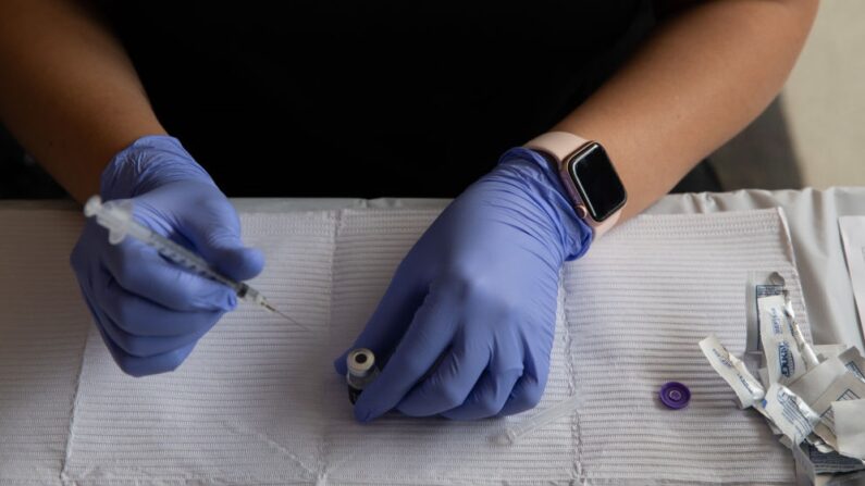 Seringues remplies avec des doses de vaccin contre le COVID-19, au Southfield Pavilion dans le  Michigan.  (Emily Elconin/Getty Images)