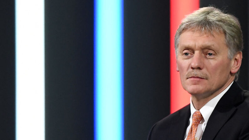 Le porte-parole du Kremlin, Dmitri Peskov, anime la conférence de presse annuelle du président russe Vladimir Poutine dans le hall d'exposition Manezh, dans le centre de Moscou, le 23 décembre 2021. (NATALIA KOLESNIKOVA/AFP via Getty Images)