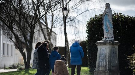 Partout en France, ils prient en public « pour la France et contre tous les dangers qui nous menacent »