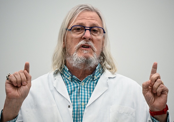 Didier Raoult s'exprime lors d'une conférence de presse sur le Covid-19 à l'institut médical IHU de Marseille, le 20 avril 2022.  (CHRISTOPHE SIMON/AFP via Getty Images)