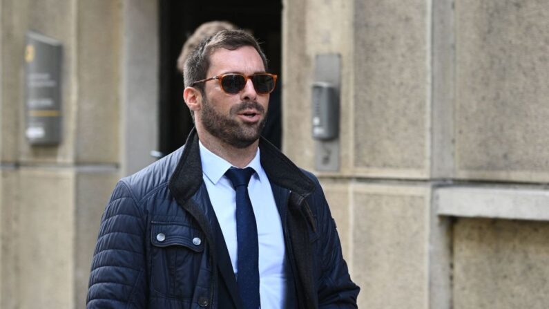 Julien Odoul, membre du Rassemblement national (RN), arrive au siège du RN à Paris, le 25 avril 2022, au lendemain des résultats du second tour de l'élection présidentielle française. (CHRISTOPHE ARCHAMBAULT/AFP via Getty Images)