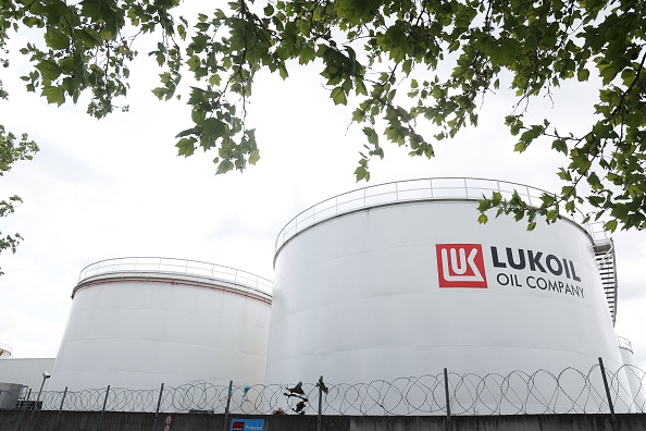 La deuxième compagnie pétrolière russe qui produit 2% du pétrole brut mondial, a appelé à la fin de la guerre en Ukraine. Photo Kenzo TRIBOUILLARD / AFP via Getty Images.