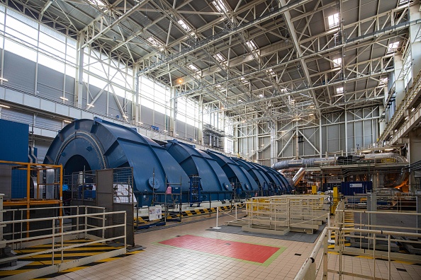 Une photo montre le pont turbine et le générateur du réacteur nucléaire de troisième génération du projet European Pressurized Reactor (EPR) de Flamanville, en Normandie, le 14 juin 2022. 
(Photo  SAMEER AL-DOUMY/AFP via Getty Images)