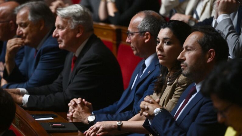 Photo d'illustration. Sophia Chikirou, députée LFI et membre de la coalition de gauche NUPES à côté de Sébastien Chenu, député du RN, assistent à l'ouverture des travaux de la nouvelle Assemblée nationale, à Paris, le 28 juin 2022. (Photo by CHRISTOPHE ARCHAMBAULT/AFP via Getty Images)