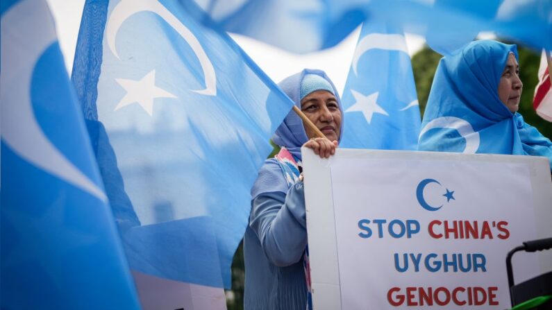 Des partisans du Mouvement d'éveil national du Turkistan oriental se rassemblent devant la Maison Blanche pour commémorer le 13e anniversaire du massacre d'Urumqi, le 5 juillet 2022 à Washington, DC. Le groupe appelle également les gouvernements à soutenir le droit à l'autodétermination des Ouïghours en reconnaissant le Turkestan oriental (Xinjiang) comme un pays occupé. (Drew Angerer/Getty Images)