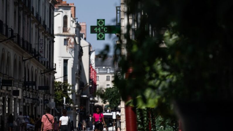 Une pharmacie affiche 44°C à Nantes, le 18 juillet 2022. (Crédit photo LOIC VENANCE/AFP via Getty Images)