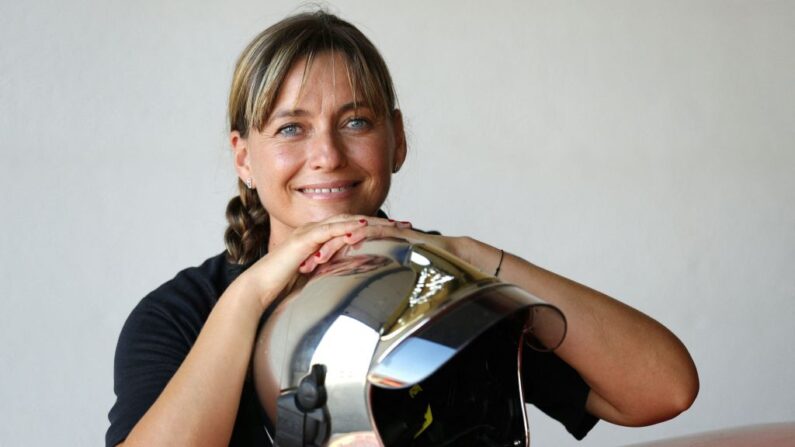 Photo d'illustration - La pompière volontaire française Aurélie Ponzevera pose avec son casque à la caserne des pompiers d'Ajaccio, le 12 août 2022. (Photo by PASCAL POCHARD-CASABIANCA/AFP via Getty Images)