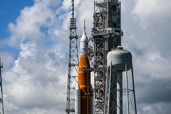 La fusée lunaire non habitée Artemis I se trouve sur la rampe de lancement du Centre spatial Kennedy le 1er septembre 2022. (Photo : CHANDAN KHANNA/AFP via Getty Images)