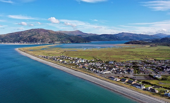 La côte et le village de Fairbourne, sur la côte nord-ouest du Pays de Galles, devrait être inondé en raison de la montée du niveau de la mer, le 30 août 2022. Photo de Paul ELLIS / AFP via Getty Images.