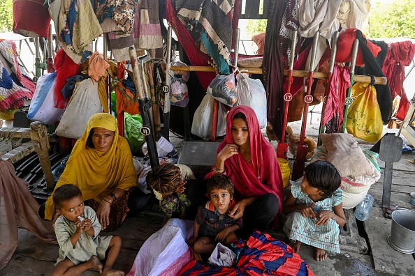 Une famille touchée par les inondations se réfugie près d'une voie ferrée à Fazilpur, Pakistan. Photo par ARIF ALI/AFP via Getty Images.