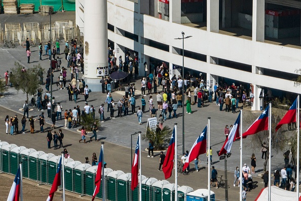 Vue aérienne de personnes faisant la queue pour voter lors d'un référendum visant à approuver ou rejeter une nouvelle Constitution, au stade Nacional de Santiago, le 4 septembre 2022.  (Photo : JAVIER TORRES/AFP via Getty Images)