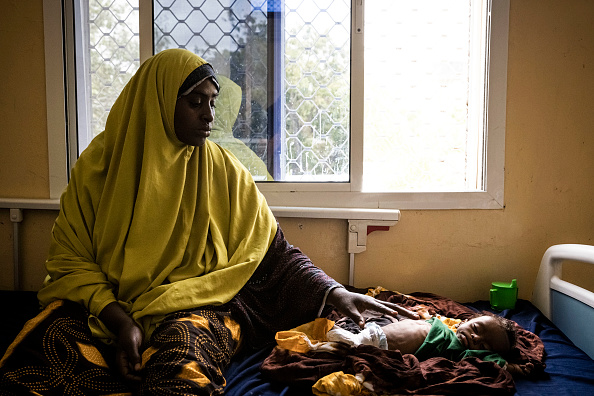 Un bébé se trouve avec sa mère alors qu'il est traité pour malnutrition aiguë sévère à l'hôpital de maternité et d'enfance le 4 septembre 2022 à Mogadiscio, en Somalie. Photo par Ed Ram/Getty Images.