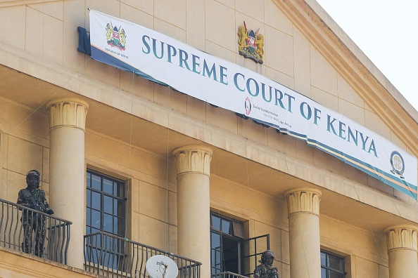 Des policiers kényans montent la garde devant la Cour suprême du Kenya à Nairobi le 5 septembre 2022. Photo SIMON MAINA/AFP via Getty Images.