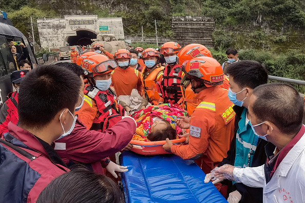 Des secouristes transportent une personne blessée dans la province chinoise du Sichuan, le 6 septembre 2022. (Photo : -/CNS/AFP via Getty Images)