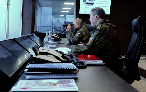 Le président russe Vladimir Poutine, accompagné de Valery Gerasimov, supervise les exercices militaires "Vostok-2022" le 6 septembre, 2022. Photo by MIKHAIL KLIMENTYEV/SPUTNIK/AFP via Getty Images.