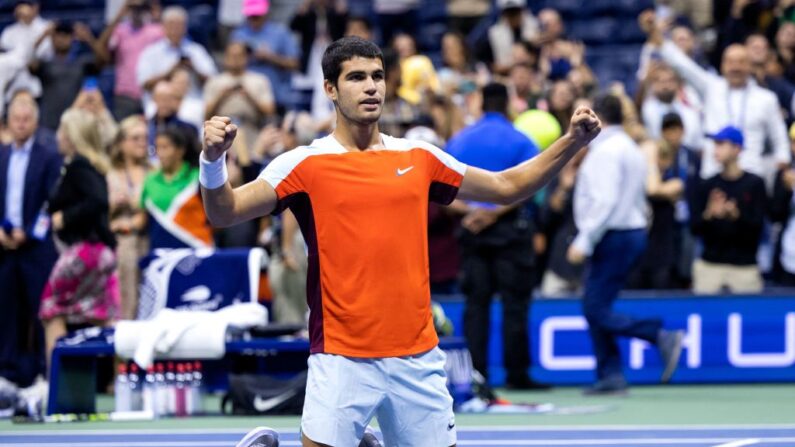 L'Espagnol Carlos Alcaraz célèbre sa victoire contre l'Italien Jannik Sinner lors de leur match de quart de finale du tournoi de tennis US Open 2022 en simple masculin au USTA Billie Jean King National Tennis Center à New York, le 8 septembre 2022. (Photo by Corey Sipkin / AFP) (Photo by COREY SIPKIN/AFP via Getty Images)