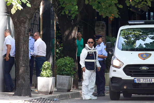 Des membres de l'unité de police scientifique entrent à l'ambassade de la République islamique d'Iran à Tirana le 8 septembre 2022. Photo de GENT SHKULLAKU/AFP via Getty Images.