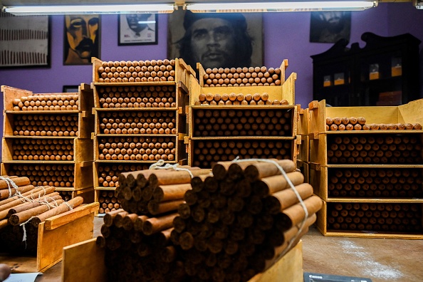 Des paquets de cigares sont vus à l'usine Cohiba de La Havane, le 8 septembre 2022. Photo de YAMIL LAGE/AFP via Getty Images.