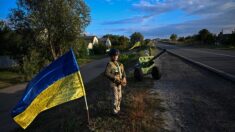 Sur les routes ukrainiennes, des enfants « jouent » les soldats